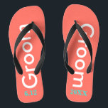 Cooler Korallenriff Badesandalen<br><div class="desc">Groom ist in weißem Text vor hellem Korallenhintergrund geschrieben. Personalisieren Sie mit dem Datum der Hochzeit in türkisblau. Cooles Strandziel oder Flitterwochen flip Flops. Originale Entwürfe von TamiraZDesign.</div>