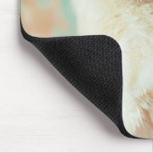 Cooler Küken mit rosa Brillenfeder Mousepad (Ecke)