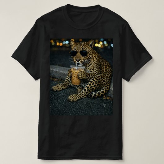 Cooler Leopard mit Sonnenbrille Eiskaffee  T-Shirt (Design vorne)