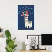 Cooler Llama in Weihnachtsmannmütze mit Schneefloc Poster (Heimbüro)