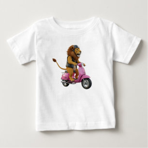 Cooler Löwen-Biker fährt einen rosa Vintage-Roller Baby T-shirt