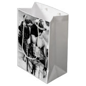 Cooler Mann Sexy Rugged Handsome Muscled Cowboy Ma Mittlere Geschenktüte (Vorderseite Schrägansicht)