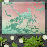 Cooler Marmor | Schöne Pastel Coral und Green Ombr Geschirrtuch<br><div class="desc">Die helle und lebendige Farbpalette mit farbenprächtigen, einfarbigen Marmorfarben in einem strahlenden türkisblauen und rosa Ober mit lila Lavendel. Dieser handbemalte Farbverlauf fügt den perfekten Pop der Farbe hinzu. Aus der Kollektion "Modern Watercolor Marbles" zeichnet sich dieses Design durch abstrakte flüssige Wirbel aus, die ein cooles, von Glitzer-Venen akzentuiertes Muster...</div>