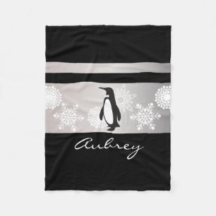 Cooler moderner schwarzer Pinguin und Schneeflocke Fleecedecke