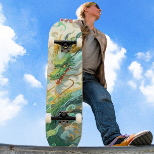 Cooler Mythischer Grüner Drache in Wolken Skateboard