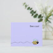 Cooler niedlicher BienenCartoon lila Postkarte (Stehend Vorderseite)