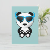 Cooler niedlicher Panda-Bär mit Sonnenbrille Einla Einladung (Stehend Vorderseite)