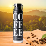 Cooler Personalisierter Kaffee Einfach Schwarz-wei Trinkflasche<br><div class="desc">Diese coole Wasserflasche enthält KAFFEE,  die in fett weißem Schriftsatz über Ihrem individuellen Namen in einer handgeschriebenen Schüssel geschrieben ist. Eine phantastische Möglichkeit,  den ganzen Tag lang hydriert bleibe. Lass allen,  dass du koffeiniert bist!</div>