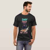 Cooler Pug-Surfer-Hund T-Shirt (Vorne ganz)