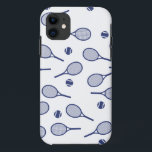 Cooler Red Retro Racquets Pattern Tennisspieler Case-Mate iPhone Hülle<br><div class="desc">Klassische Elegante Minimal Navy Blue Tennis Rackets Muster für ihn | Summer Pastel Tennis Court. Geschenk für Tennisspieler, Marinebarmaturenspiel auf weißem Hintergrund. Personalisiertes Geschenk für einen Tennisspieler. Trendy Tennisspieler Wohngestaltung. Moderne Tennisspielgeschenke. Cooles Retro-Geschenk für Ihren Tennistrainer oder das Tennisteam der Schule! Junge, Männer, Mann Tennisspieler Geburtstagsgeschenk Idee Schläger und Kugeln...</div>