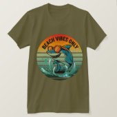Cooler Retro-Hai mit Sonnenbrille - Beach Vibes nu T-Shirt (Design vorne)