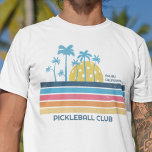 Cooler Retro-Streifen für  Pickleball-Sunset-Text T-Shirt<br><div class="desc">Super cooler Pickleball T - Shirt mit einem Pickleball "Sunset" und Retro Vintage Streifen. Fügen Sie zwei Textzeilen hinzu: Ihren Clubnamen,  den Standort,  den Teamnamen oder das Sprichwort für Pickleball. Ein perfektes Geschenk für einen Pickleball-Freund,  Mama,  Papa oder zwei Shirts - eines für Sie und eines für Ihren Turnierpartner.</div>