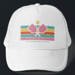 Cooler Retro Strip Benutzerdefinierter Text-Pickle Truckerkappe<br><div class="desc">Super cooler Pickleball-Hut mit bunten Retro-Streifen,  Pickleball Paddles und Ball. Fügen Sie 2 Zeilen benutzerdefinierter Text hinzu - benutzerdefiniertes Sprichwort,  Clubname,  Monogramm,  Spielername,  etc. Ein perfektes Geschenk für Pickleball-Partner,  Coach,  Mutter,  Großmutter,  etc. - auch großartige Hüte für Ihren Club. (Ändern Sie einfach die Farben der Streifen und Paddeln.</div>