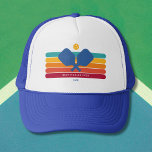 Cooler Retro Strip Benutzerdefinierter Text-Pickle Truckerkappe<br><div class="desc">Super cooler Pickleball-Hut mit bunten Retro-Streifen,  Pickleball Paddles und Ball. Fügen Sie 2 Zeilen benutzerdefinierter Text hinzu - benutzerdefiniertes Sprichwort,  Clubname,  Monogramm usw. Ein perfektes Geschenk für Pickleball-Partner,  Coach - auch für Ihren Club. (die Farben der Streifen können leicht geändert werden)</div>