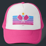 Cooler Retro Strip Benutzerdefinierter Text-Pickle Truckerkappe<br><div class="desc">Super cooler Pickleball-Hut mit bunten Retro-Streifen,  Pickleball Paddles und Ball. Fügen Sie 2 Zeilen benutzerdefinierter Text hinzu - benutzerdefiniertes Sprichwort,  Clubname,  Monogramm,  Spielername,  etc. Ein perfektes Geschenk für Pickleball-Partner,  Coach,  Mutter,  Großmutter,  etc. - auch großartige Hüte für Ihren Club. (die Farben der Streifen können leicht geändert werden)</div>