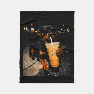 Cooler Rottweiler, der eisgekühlten Kaffee trinkt, Fleecedecke