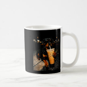 Cooler Rottweiler trinkt eisgekühlten Kaffee lusti Kaffeetasse