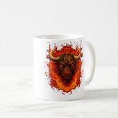 Cooler spanischer Bulle mit Flammen für Stierlauf- Kaffeetasse (VorderseiteRechts)