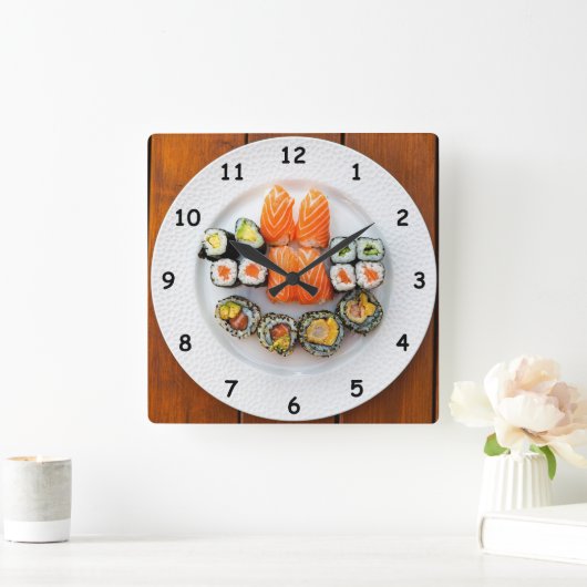 Cooler Sushi und Lachs auf einer weißen Platte Quadratische Wanduhr (Zuhause)