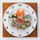 Cooler Sushi und Lachs auf einer weißen Platte Quadratische Wanduhr (Vorderseite)