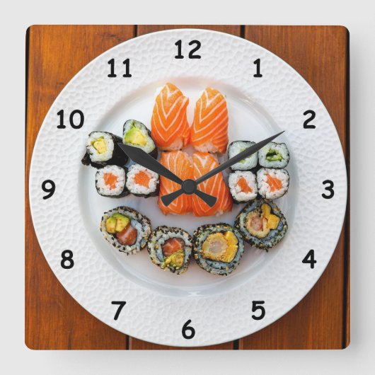 Cooler Sushi und Lachs auf einer weißen Platte Quadratische Wanduhr (Vorderseite)