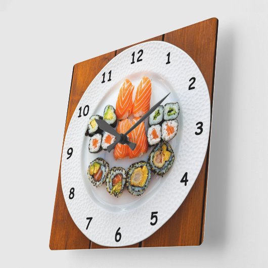 Cooler Sushi und Lachs auf einer weißen Platte Quadratische Wanduhr (Winkel)