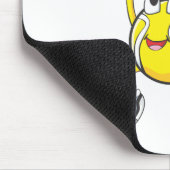 Cooler Tennis-Ball, der Schläger hält Mousepad (Ecke)
