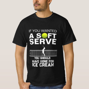 Cooler Tennis-Neuartiger Tennisspieler, wenn er ge T-Shirt