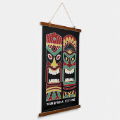 Cooler Tiki Totem-benutzerdefinierter Text Wandteppich Mit Holzrahmen (Gewinkelt)