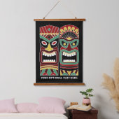 Cooler Tiki Totem-benutzerdefinierter Text Wandteppich Mit Holzrahmen (Schlafzimmer)