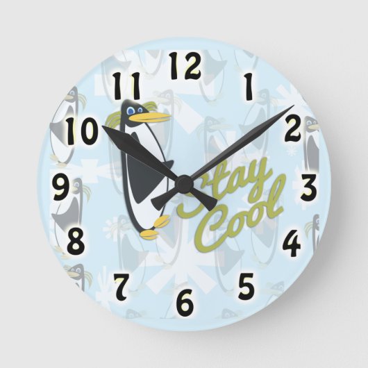 Cooler Time Pinguin Pal Niedlich Bird Cartoon blei Runde Wanduhr (Vorderseite)