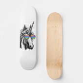 Cooler Unicorn mit Regenbogensonnenbrillen Skateboard (Vorderseite)