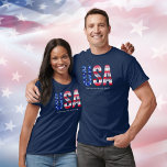 Cooler Vintager amerikanischer Flag-Text T-Shirt<br><div class="desc">Zeigen Sie Ihren Stolz auf die Vereinigten Staaten mit dieser amerikanischen Flag inspirierten Design mit den Buchstaben USA. Rot-weiße Streifen und weiße Sterne füllen die Buchstaben. Ideal für den 4. Juli, Gedenktag, Veteranentag oder Sommerspass. Ein tolles Geschenk für alle, die in der Armee, im Veteran und in den USA Liebe...</div>