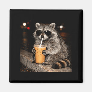 Cooler Waschbär trinkt eisgekühlten Kaffee lustige Magnet