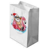Cooler Weihnachtsmann, rosa Flamingos, Beach Bokeh Mittlere Geschenktüte (Rückseite Schrägansicht)