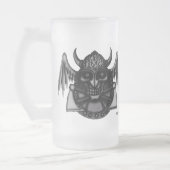 Cooler Wikinger-Schädel mit der grafischen Mattglas Bierglas (Links)