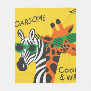 Cooler Zebra und Giraffe mit Brille auf gelb b Fleecedecke