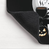 Cooler Zombie vor Kaffeehaus Funny Mousepad (Ecke)