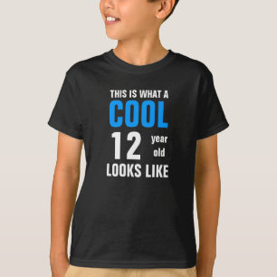 Cooles 12-Jähriges sieht aus wie T-Shirt