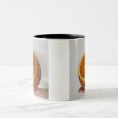 Cooles Basketballdesign Zweifarbige Tasse (Mittel)