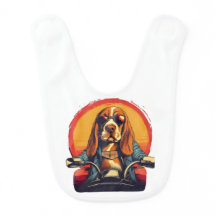 Cooles Basset-Hundbiker bei Sonnenuntergang