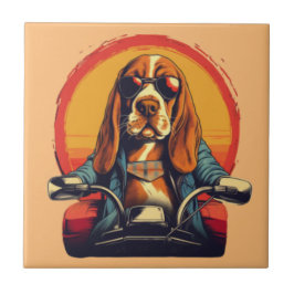 Cooles Basset-Hundbiker bei Sonnenuntergang Fliese