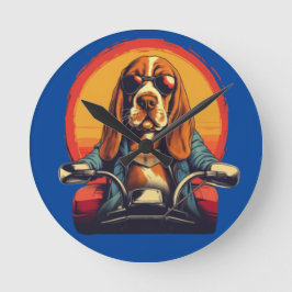 Cooles Basset-Hundbiker bei Sonnenuntergang Runde Wanduhr
