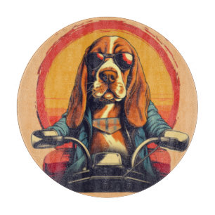 Cooles Basset-Hundbiker bei Sonnenuntergang Schneidebrett