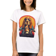 Cooles Basset-Hundbiker bei Sonnenuntergang