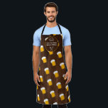 Cooles Biermuster aus Holz GRILLEN Grill Koch Schürze<br><div class="desc">Cooles Biermuster Stein Pint Brille Illustration auf rustikal braunem Holzhintergrund mit einem Koch Hut und Grill Werkzeuge,  fügen Sie Ihren Koch-Namen und GRILLEN Grill Spezialität.</div>