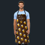 Cooles Biermuster aus Holz GRILLEN Grill Koch Schürze<br><div class="desc">Cooles Biermuster Stein Pint Brille Illustration auf rustikal braunem Holzhintergrund mit einem Koch Hut und Grill Werkzeuge,  fügen Sie Ihren Koch-Namen und GRILLEN Grill Spezialität.</div>