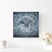 Cooles blaues Schwimmbad Familienname La Quadratische Wanduhr (Zuhause)