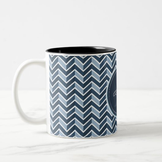 Cooles blaues Zickzack Muster Monogramm Zweifarbige Tasse (Links)