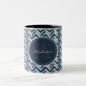 Cooles blaues Zickzack Muster Monogramm Zweifarbige Tasse (Mittel)